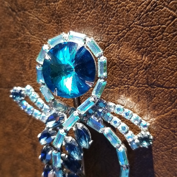 Vintage Crystal Comet Brooch in Blue Rhinestone - Picture 5 of 6